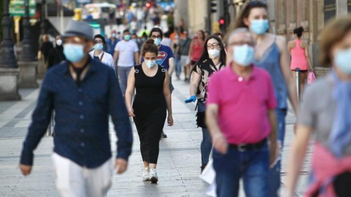 Las mascarillas ya son obligatorias Llaves, cartera, movil... y mascarilla. Desde ayer, es obligatorio llevar este accesorio en los espacios publicos siempre y cuando no se pueda respetar la distancia de seguridad de dos metros entre personas. Asi lo estipula la orden del Ministerio de Sanidad publicada en el Boletin Oficial del Estado (BOE), que, sin embargo, no estipula a cuanto ascenderan las sanciones para los ciudadanos que incumplan esta regla. Por su parte, Interior ya ha señalado que habra «unos dias de gracia» pero que, despues, se sancionara en base a la Ley de Seguridad Ciudadana con multas que podrian rondar los 600 euros. Eso si, el Ministerio da via libre al tipo de mascarilla, pues todas son validas:las quirurgicas, las higienicas, las FFP2 o, incluso, de tela. Los menores de 6 años podran no portarla aunque, entre los 3 y los 5, es recomendable que lleven mascarillas adaptadas. En caso de salir a hacer deporte la obligatoriedad sera similar a cuando se sale a pasear: hay que ponersela si existen aglomeraciones.