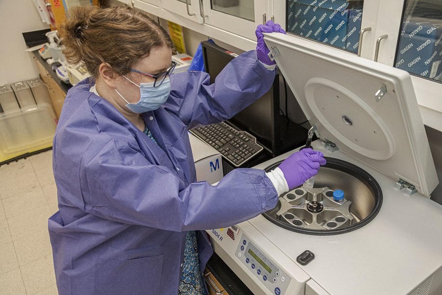 Un cientifico de la rama de Enfermedades Infecciosas Emergentes del WRAIR