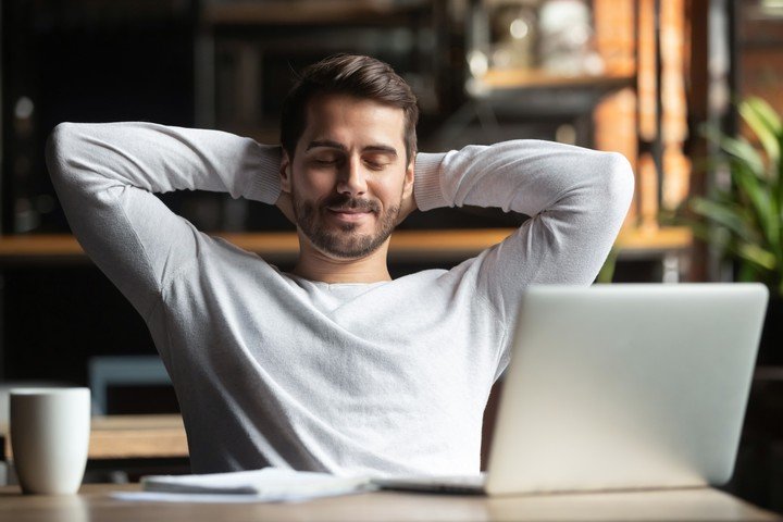 Cada dia, tomarse al menos entre 4 y 10 minutos para hacer consciente la respiracion.