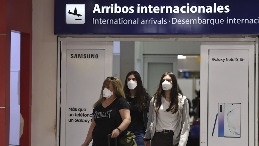 Coronavirus Una medico manipula muestras para hacer un analisis de serologia de COVID-19.