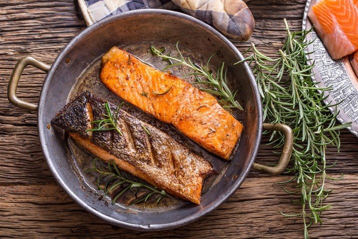 El salmon contribuye en la sintesis de la vitamina D.