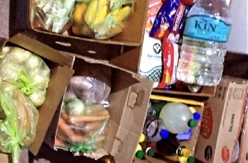 Un grupo de vecinos solidarios ayudo a una familia que esta aislada con coronavirus