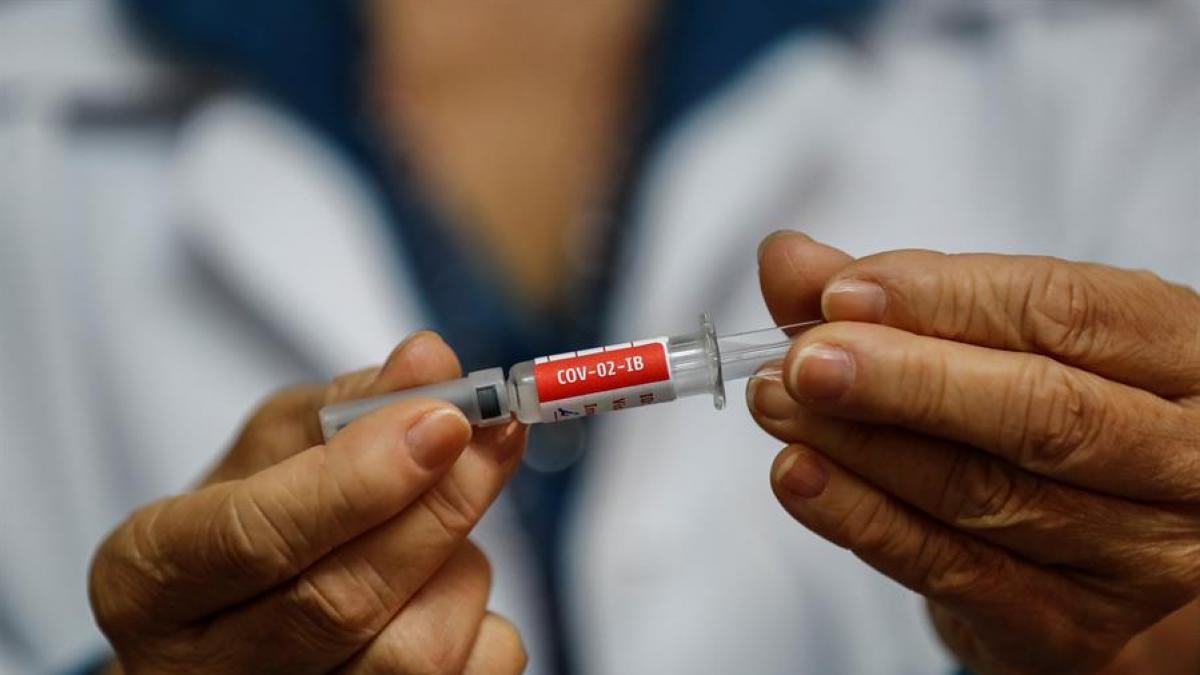 Una enfermera sujeta una muestra de la vacuna china desarrollada por Sinovac. Una enfermera sujeta una muestra de la vacuna china desarrollada por Sinovac.