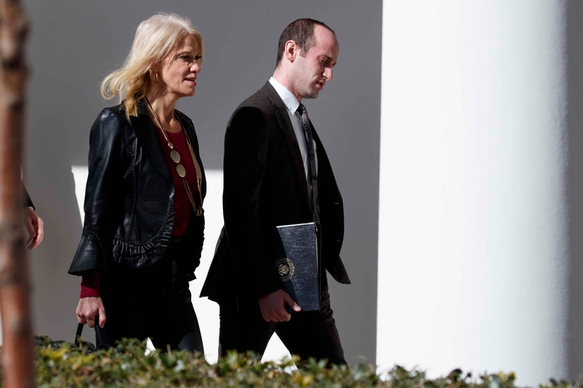 Kellyanne Conway (izquierda) y Stephen Miller, asesores principales del presidente Donald Trump.