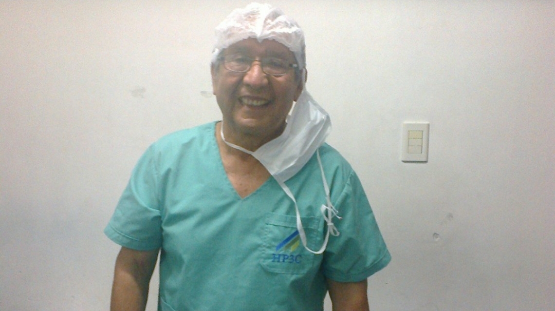 Un medico jubilado volvio a atender pacientes por la pandemia: