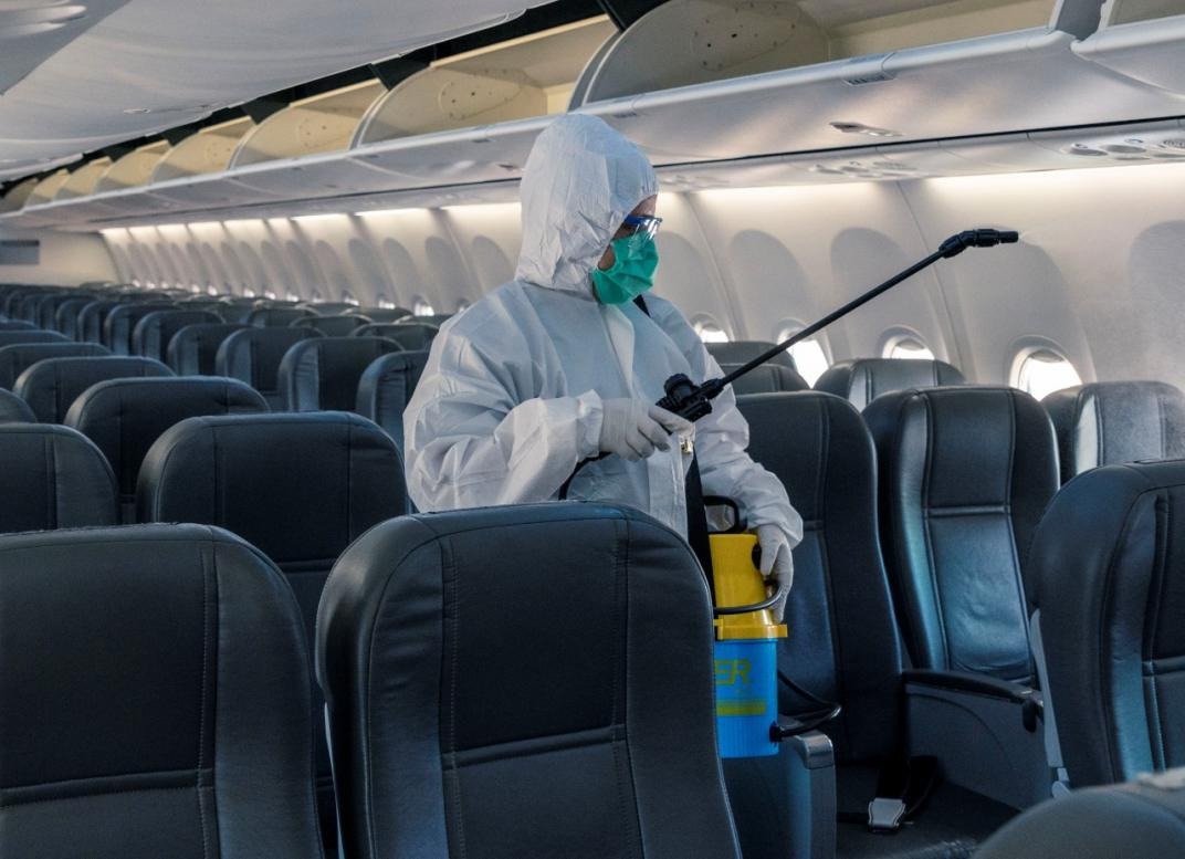El Gobierno presento un nuevo dispositivo para desinfectar los aviones de Aerolineas Argentinas