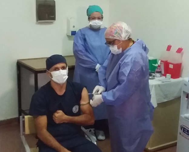 2 rivero Coronavirus: medicos y enfermeros de unidades criticas de Misiones recibieron “con esperanza” la segunda dosis de la vacuna rusa y revelaron que les causa indignacion “ver personas que no usan barbijo”