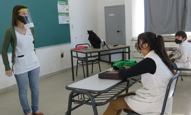 Proponen organizar distintos horarios de ingreso y salida de las escuelas para asegurar el distanciamiento