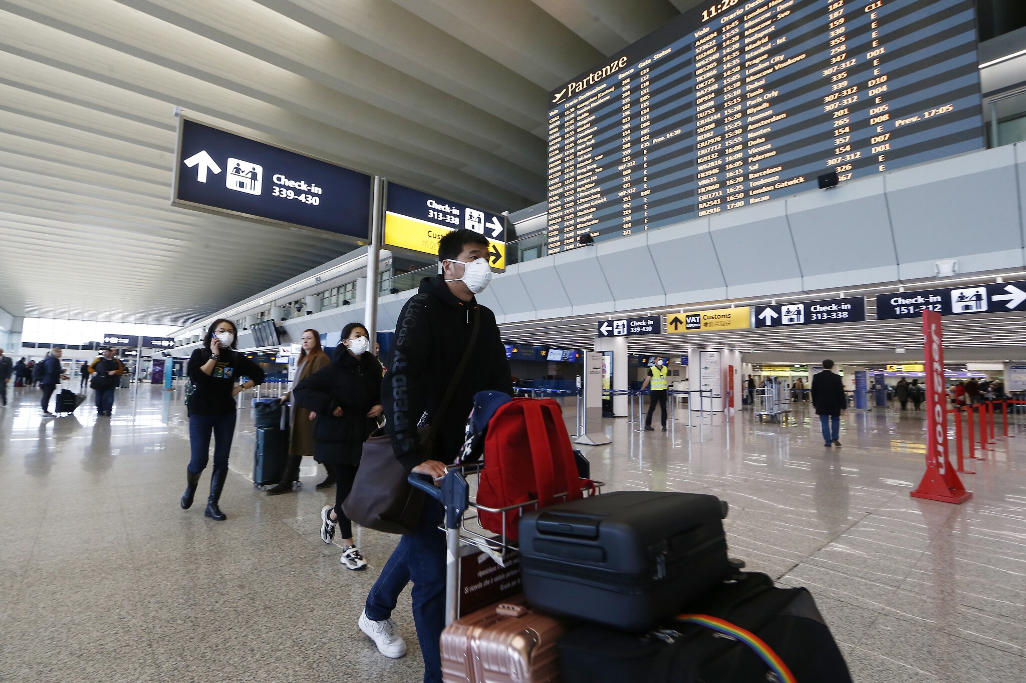 El Gobierno desaconseja viajar al exterior: las restricciones de los principales destinos.