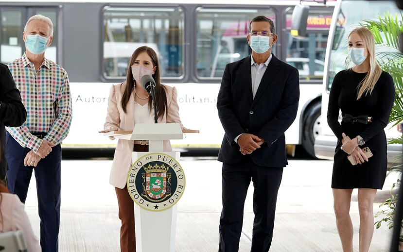 El gobernador Pedro Pierluisi entrega 10 guaguas nuevas a la Autoridad Metropolitana de Autobuses