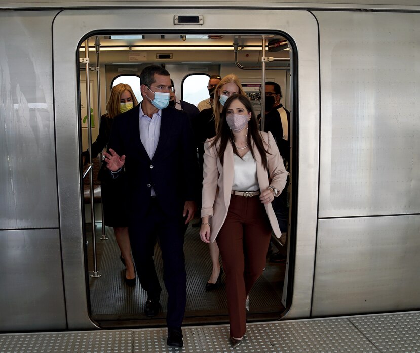 El gobernador Pedro Pierluisi entrega 10 guaguas nuevas a la Autoridad Metropolitana de Autobuses