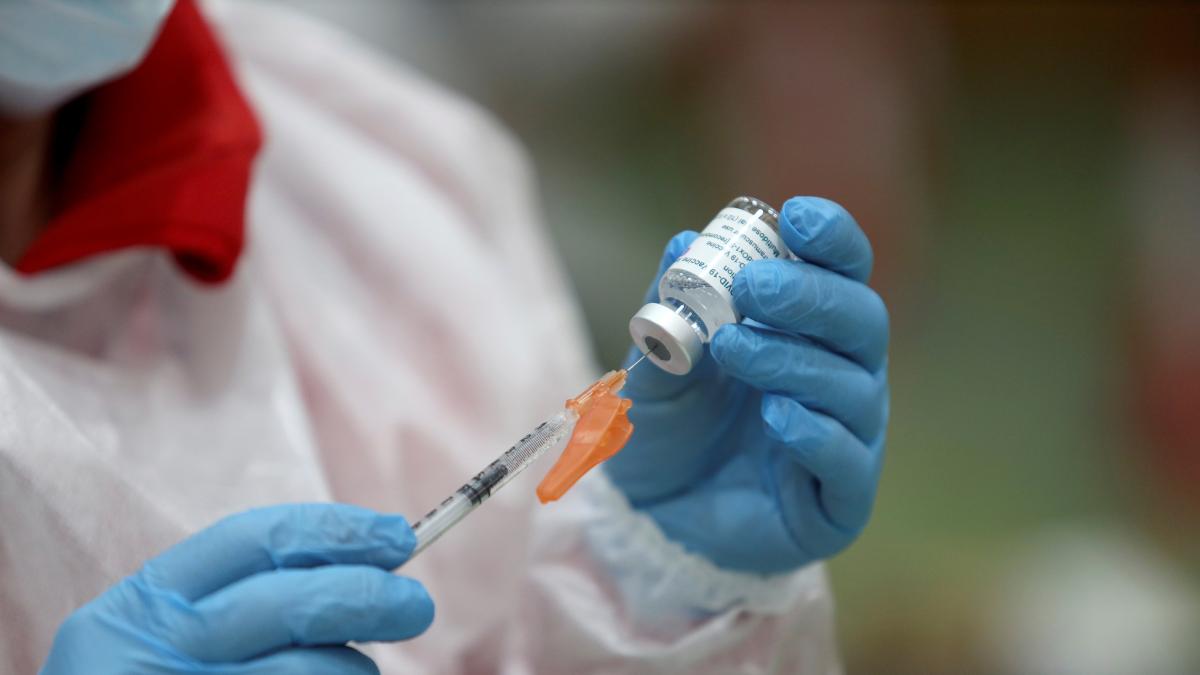 Vacuna coronavirus Una sanitaria prepara una dosis de la vacuna contra la Covid-19.