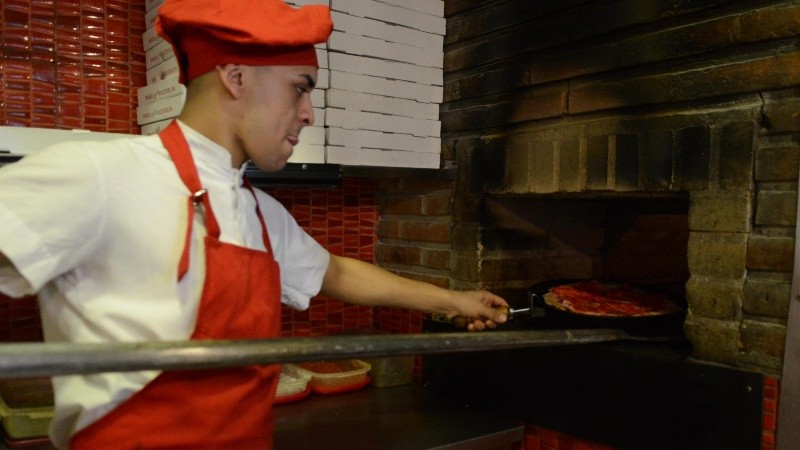 Pizzerias apuestan a promociones y delivery