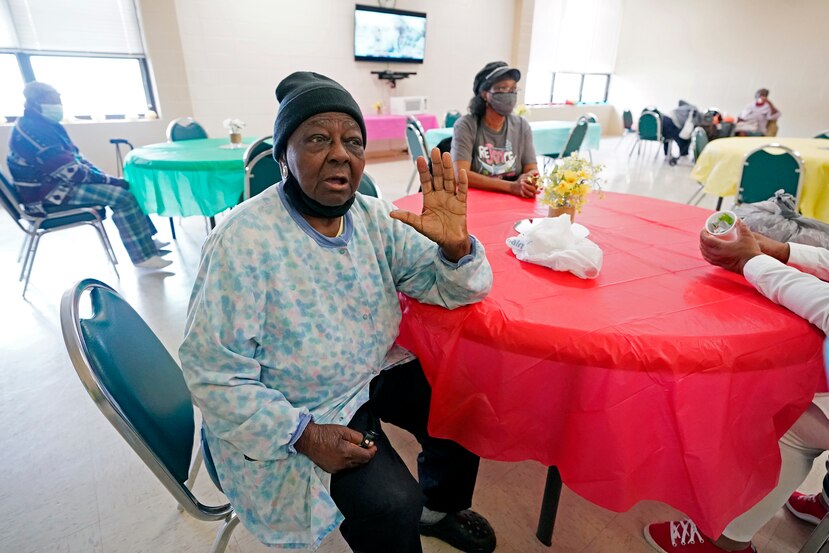Cada vez mas estadounidenses negros estan dispuestos a vacunarse contra el COVID-19