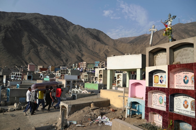 Los cementerios en Peru estan al borde del colapso ante un subito aumento en muertes por COVID-19