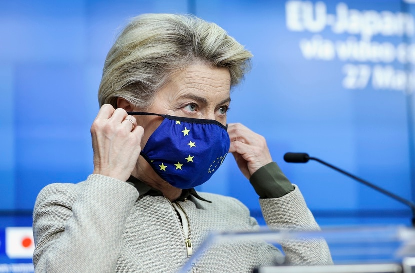 La presidenta de la Comision Europea, Ursula von der Leyen, habla con la prensa en la sede del Consejo Europeo despues de participar de una videocumbre UE-Japon con el primer ministro japones Yoshihide Suga.