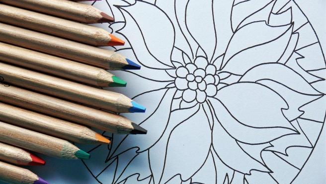 Colorear mandalas puede aportar beneficios terapeuticos.
