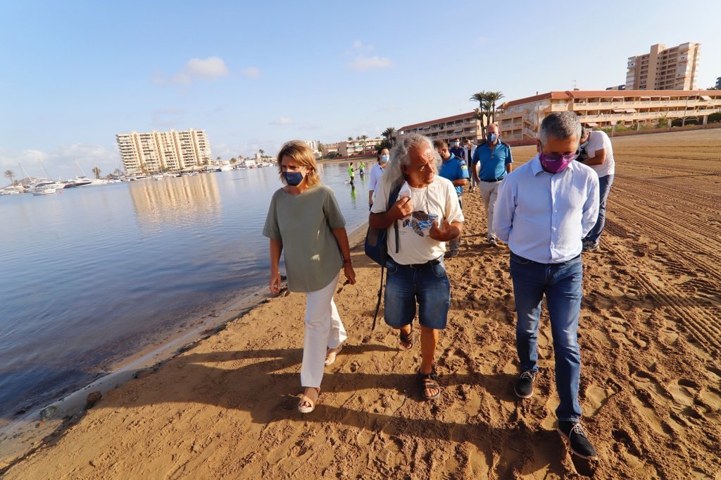 Los expertos afirman que es seguro bañarse en el Mar Menor