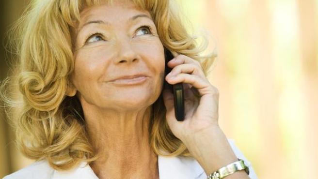 Una mujer hablando por el movil.