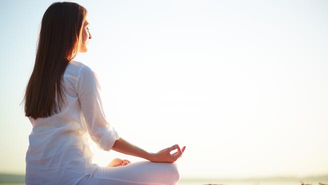 Mayor oxigenación y producción de vitamina D, entre los beneficios de hacer yoga en la playa.