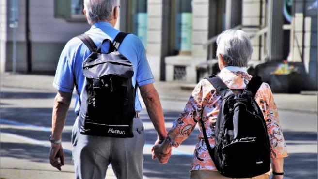 España es uno de los paises del mundo en los que mas años se vive. Actualmente ocupa la cuarta posicion con 82,9 años, pero los estudios apuntan a que en 2040 ocupara el primer puesto y la esperanza de vida se disparara hasta los 85,8 años.