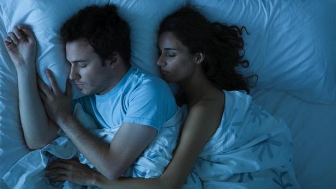 Dos personas durmiendo en una imagen de archivo.