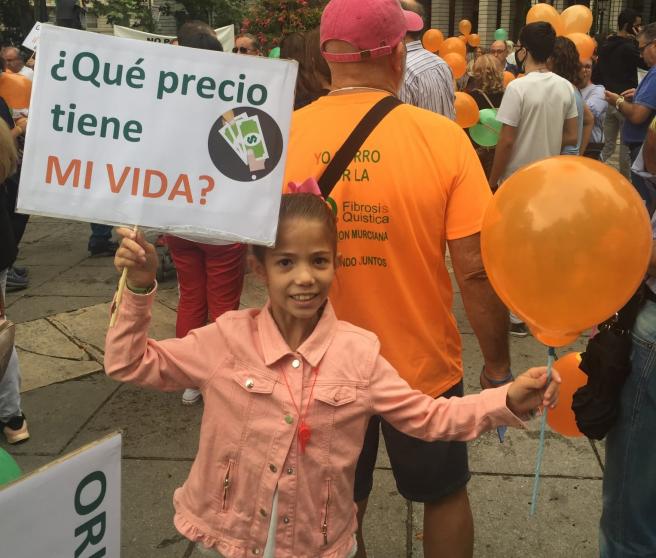 Carla, paciente de fibrosis quistica, en una manifestacion para reclamar el tratamiento Orkambi.
