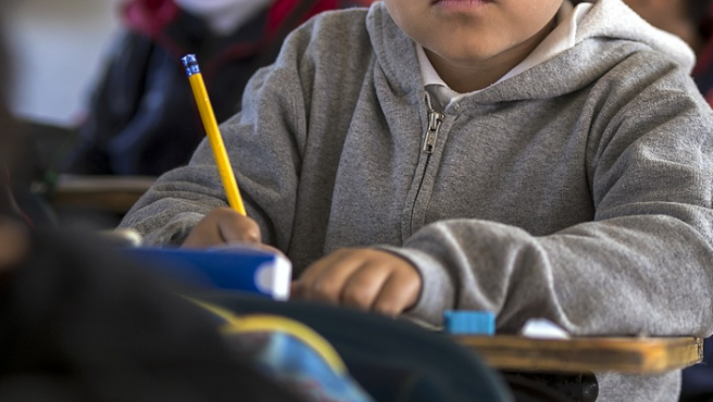 Imagen de archivo de un niño en clase.