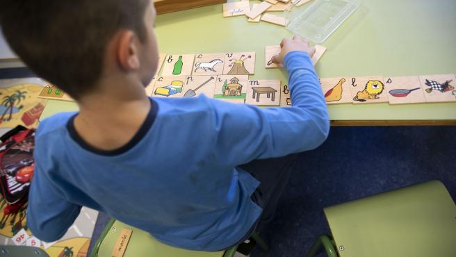 Niño juega en un centro educativo.