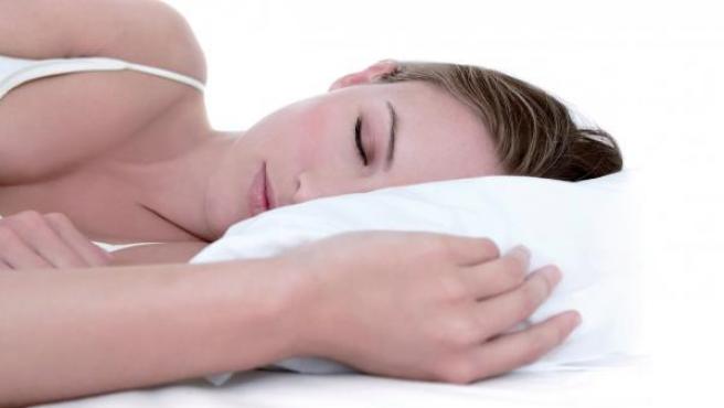 Una mujer durmiendo.