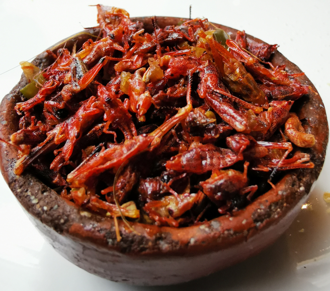 Saltamontes cocinados.