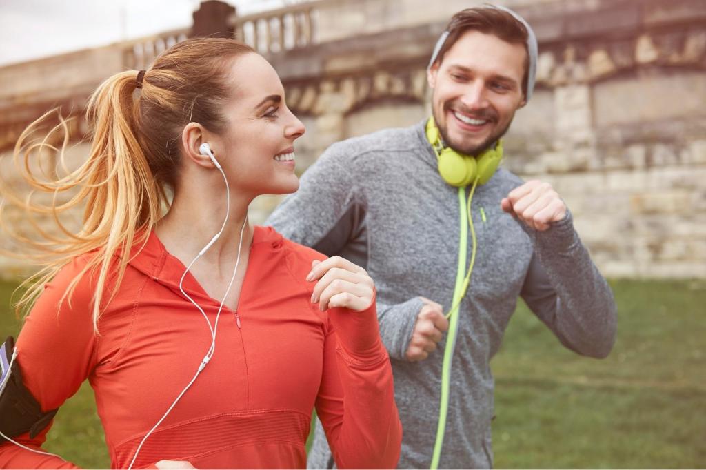 Un hombre y una mujer hacen running juntos. Freepik