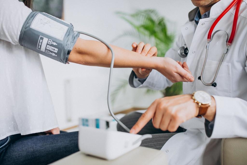 Un médico toma la tensión a una paciente. Freepik.