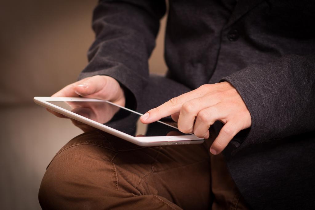 Un joven maneja una tablet. Pixabay