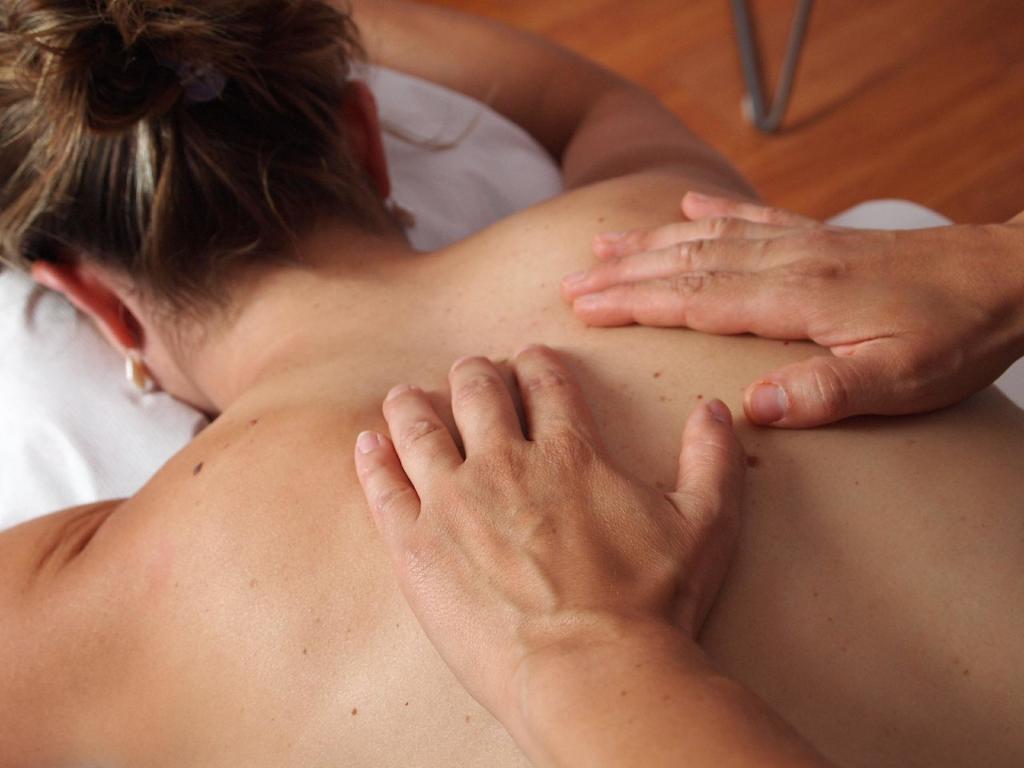 Una mujer recibe un masaje en la espalda. Pixabay