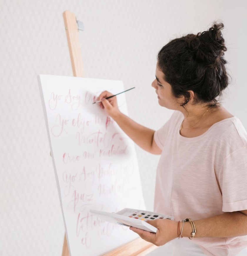 Valentina Buso practicando lettering.