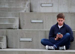 Adolescente con movil
