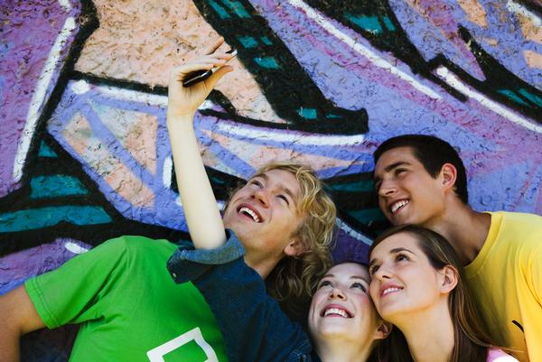 Adolescentes haciendose un