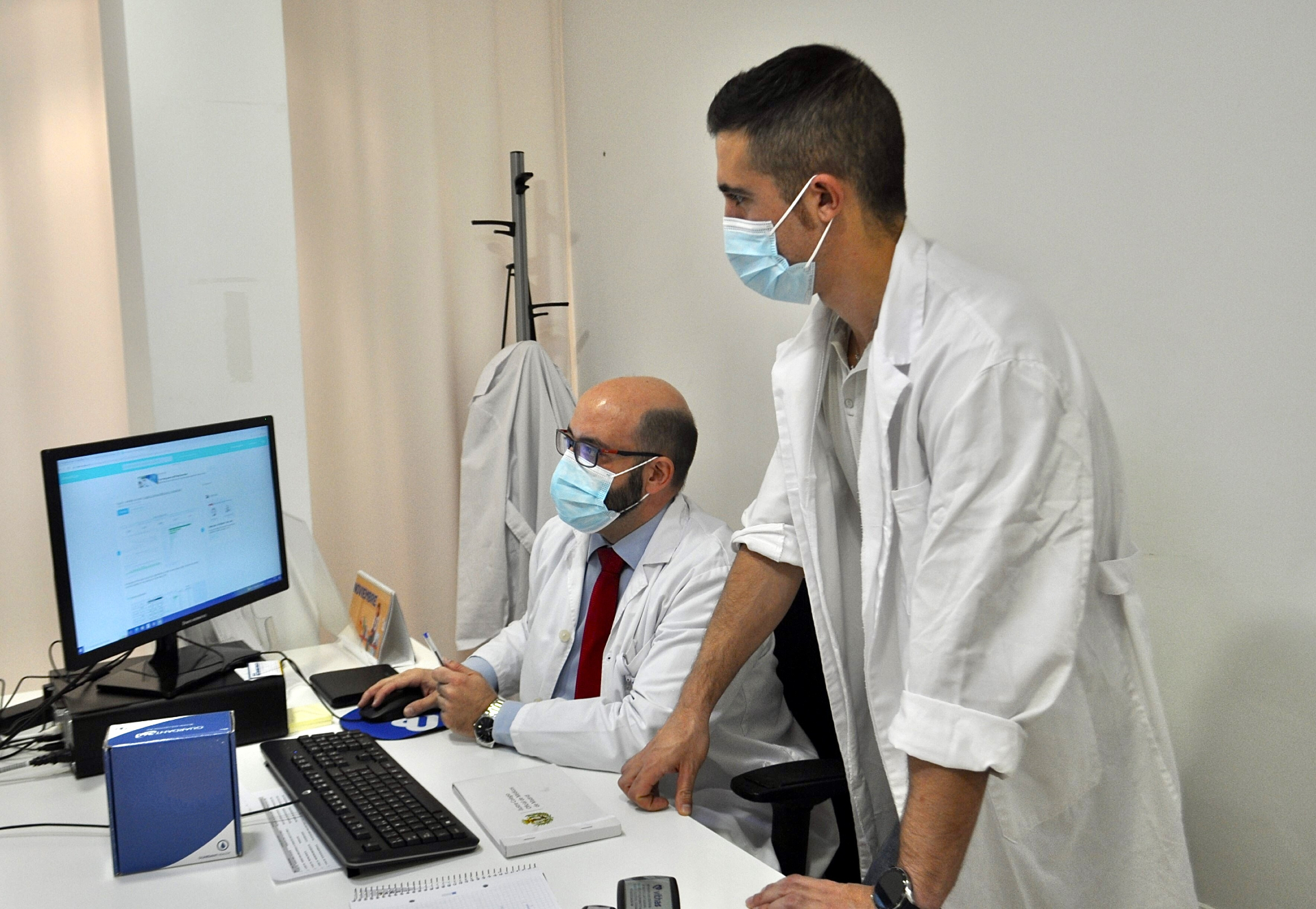El Dr. Jesus Rodriguez Pascual, junto a otro especialista, analizando datos de pacientes en Vithas Madrid La Milagrosa.