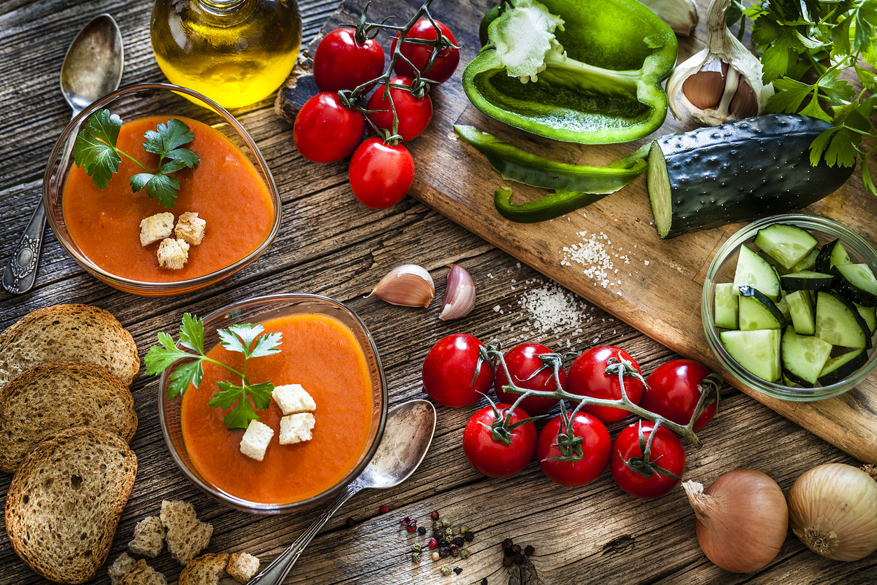 La dieta mediterranea es rica en verduras, cereales y frutos secos.