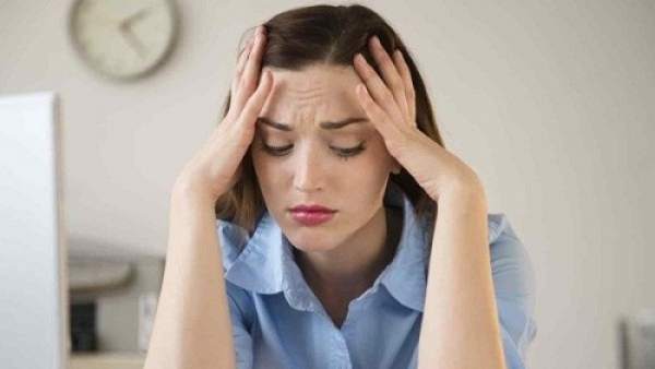 Una mujer con ansiedad y estres.