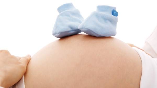 Barriga de una mujer embarazada.