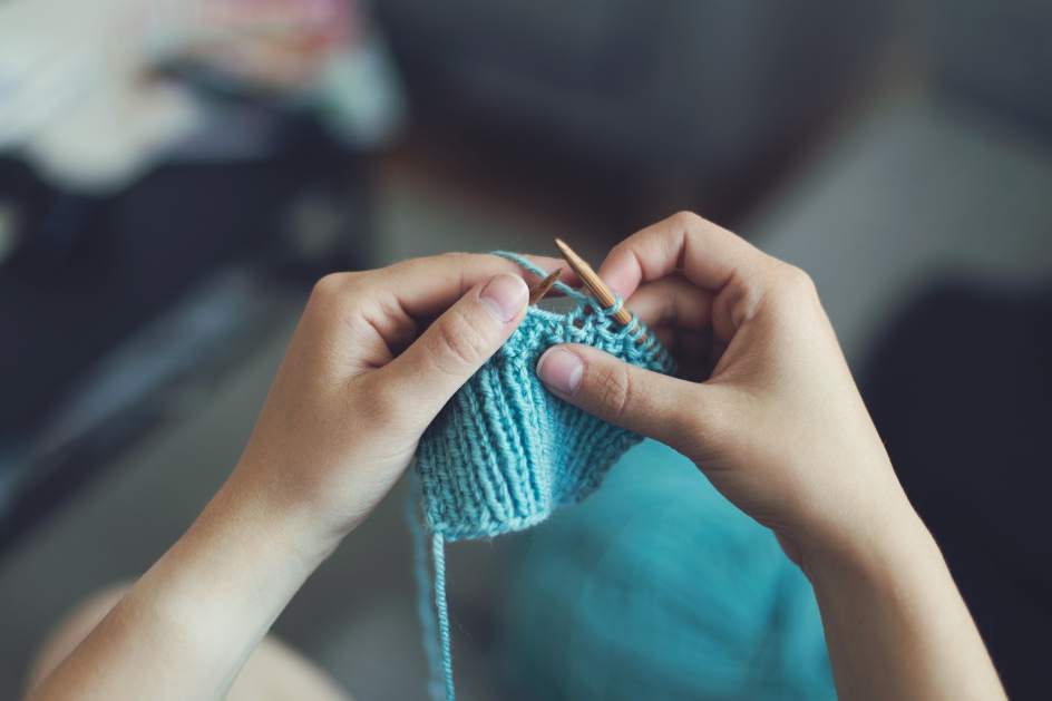 Coser o tejer es una actividad beneficiosa y accesible para todas las personas.