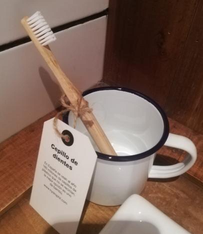Cada cepillo debe estar en vertical y en un vaso, no amontonar varios.