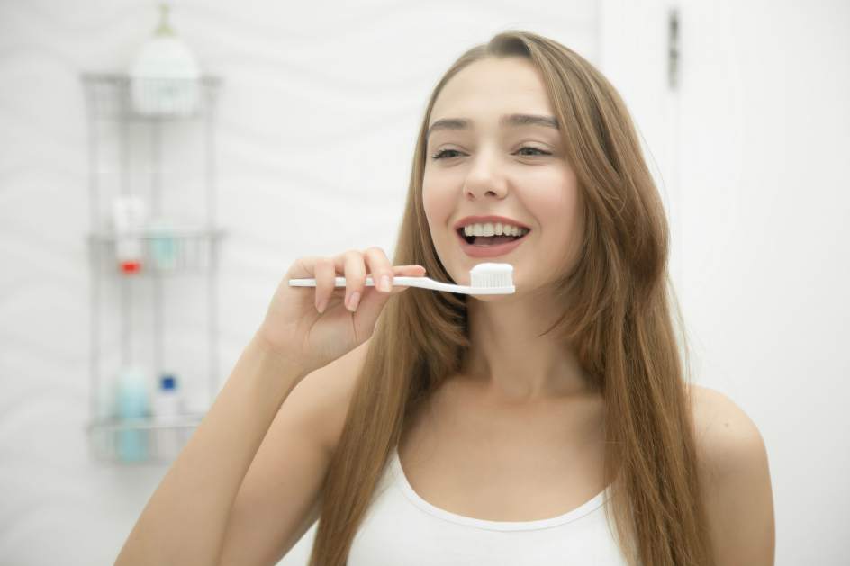 Una mujer se cepilla los dientes, en una imagen de archivo.