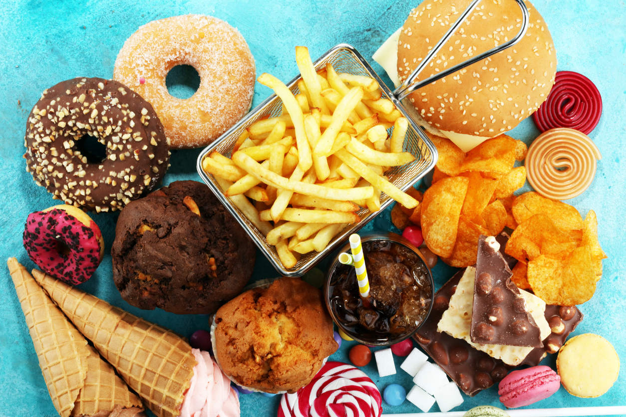 El consumo elevado de alimentos ultraprocesados podría acelerar el envejecimientoi biológico. Por eso es mejor la dieta mediterránea, que huye de este tipo de comida.