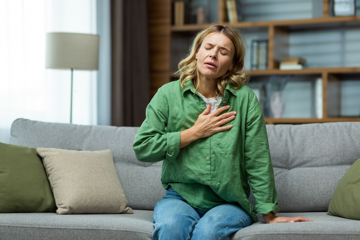 El dolor en el pecho es un sintoma clasico del infarto tanto en las mujeres como en los hombres, pero ademas las primeras tienen sintomas atipicos con mayor frecuencia