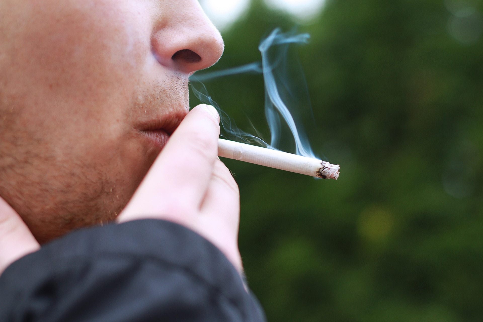 Nuevamente, hay que evitar cualquier cosa que suponga no tener las dos manos en el volante, que es lo que pasa con el tabaco, ademas de ser una actividad poco saludable.