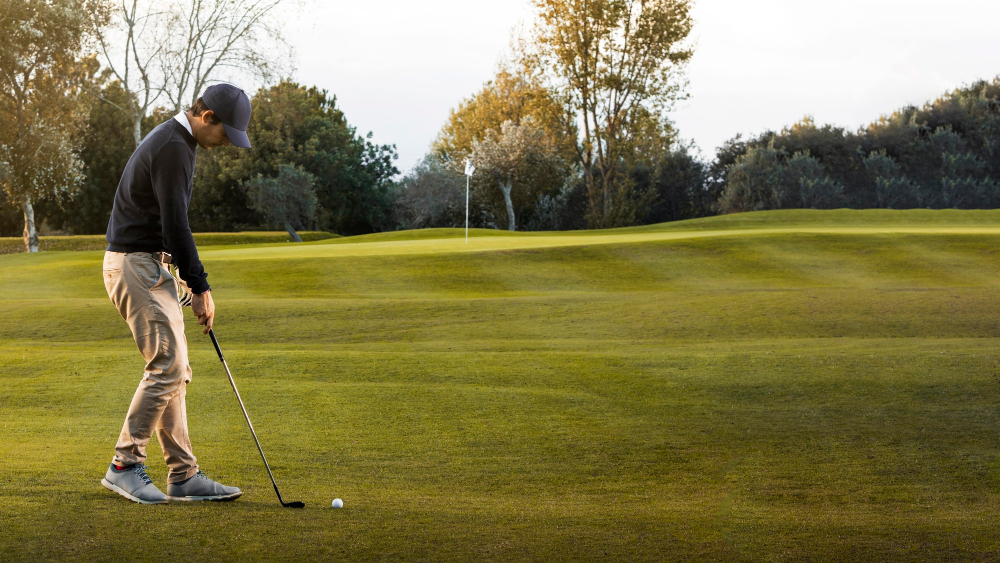 Hombre jugando a golf