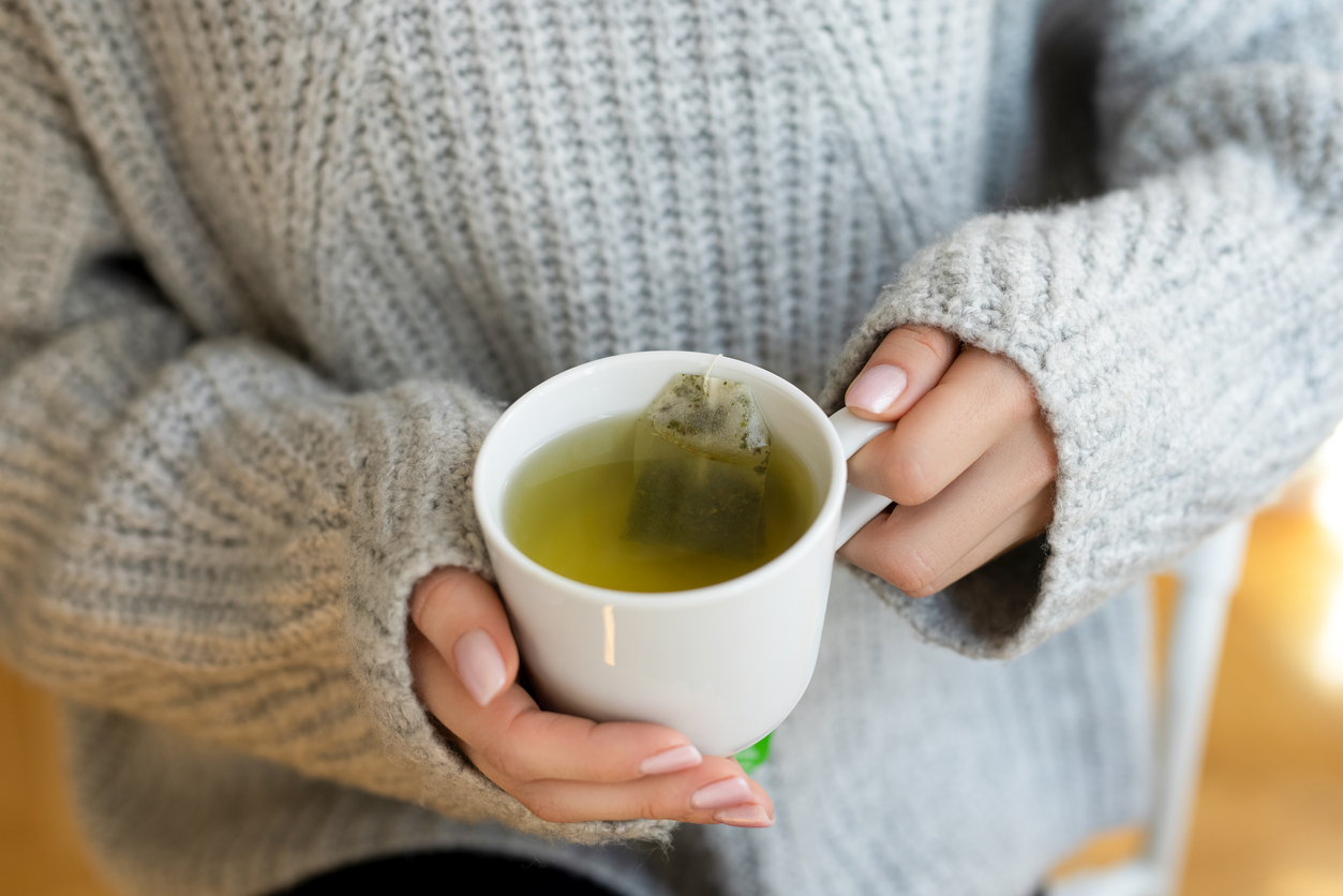 Una mujer tomando una infusion.
